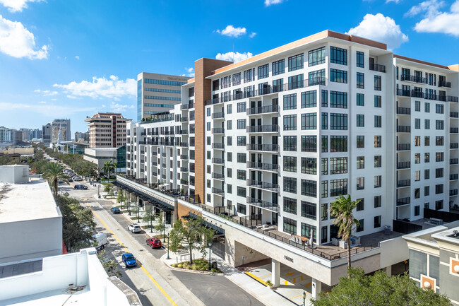 Aster & Links in Sarasota, FL - Foto de edificio - Building Photo