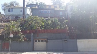 2326 Riverside Dr, Unit DOWNSTAIRS in Los Angeles, CA - Building Photo