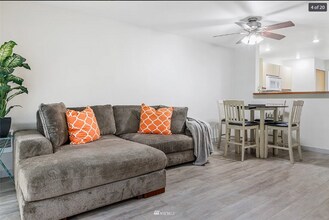 2100 S 336th St, Unit R4 in Federal Way, WA - Foto de edificio - Building Photo