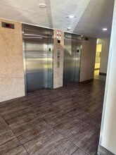 8145 NW 7th St in Miami, FL - Foto de edificio - Building Photo