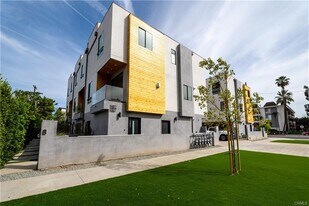 11860 W Flower Ln in Valley Village, CA - Building Photo