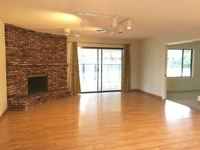 7200 Snowmass Ln in Bakersfield, CA - Building Photo - Building Photo