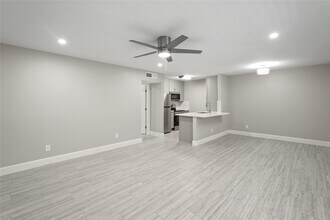 2121 Fountain View Dr in Houston, TX - Building Photo - Building Photo