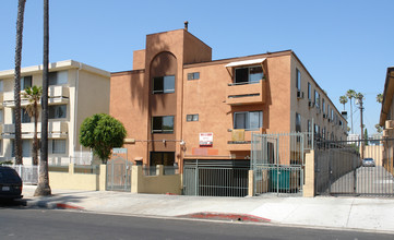 943 Elden Ave in Los Angeles, CA - Building Photo - Building Photo