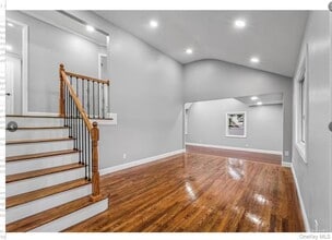 92 Ruland Rd N in Selden, NY - Foto de edificio - Building Photo