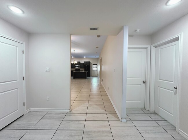 5609 Encanto Dr in Laredo, TX - Building Photo - Building Photo