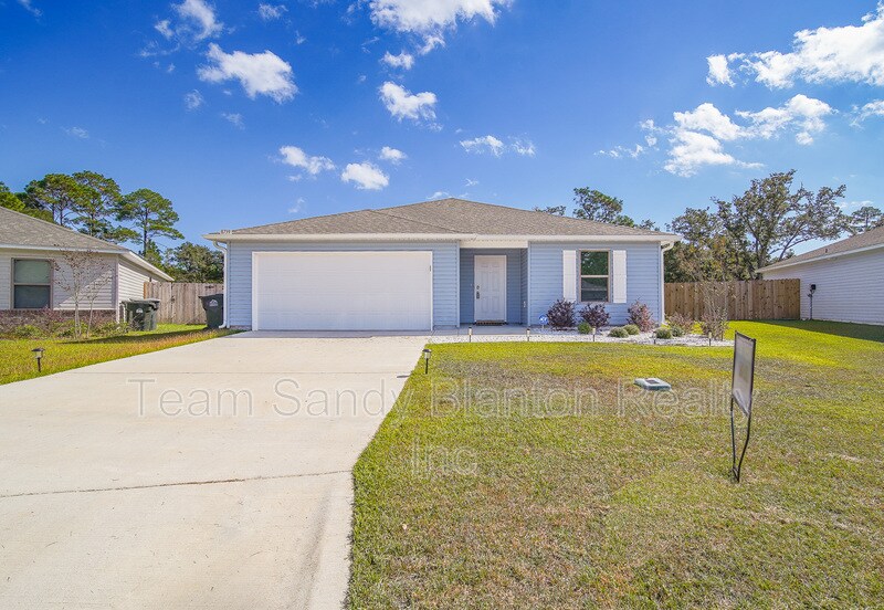 8739 Schooner Ln in Pensacola, FL - Building Photo