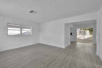 4964 NW 48th Way in Tamarac, FL - Building Photo - Building Photo