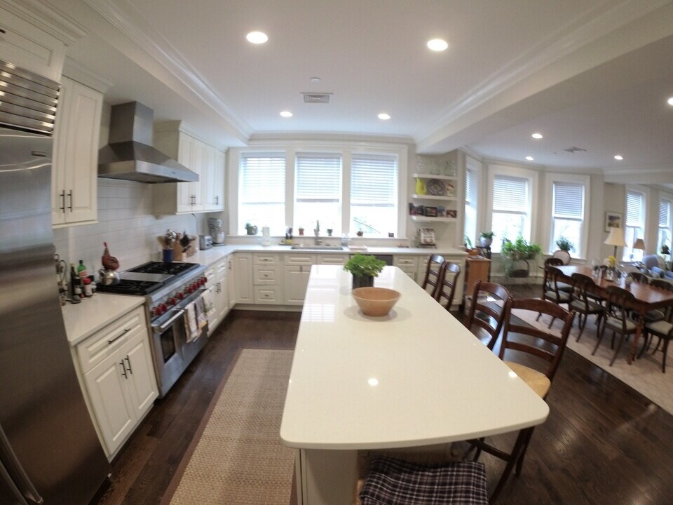 11 Alton Pl, Unit 2 in Brookline, MA - Foto de edificio