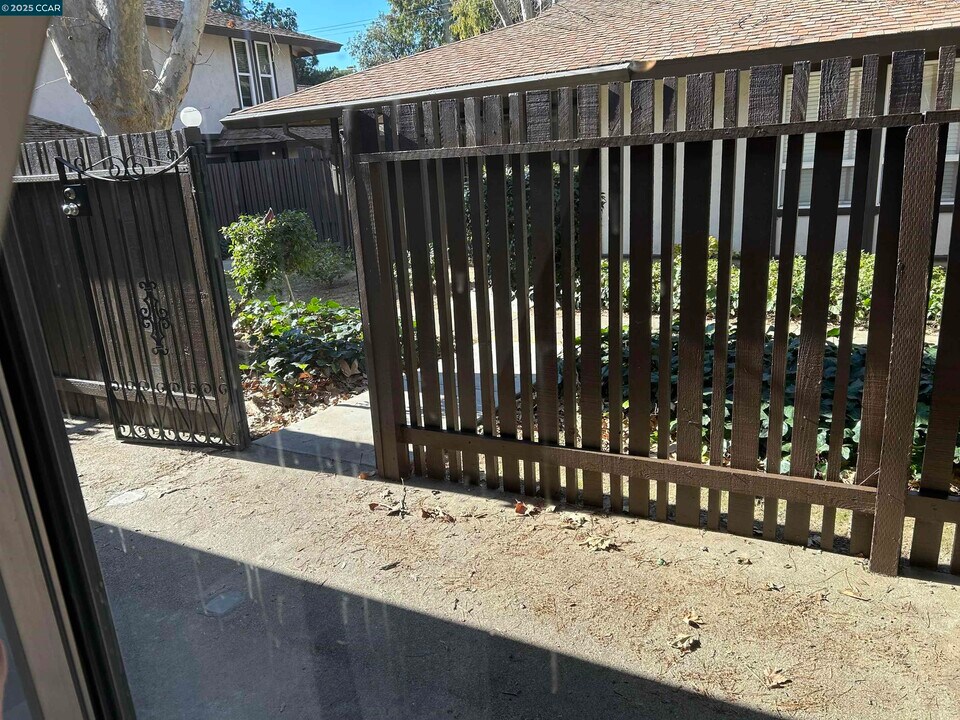 5451 Roundtree Pl in Concord, CA - Building Photo