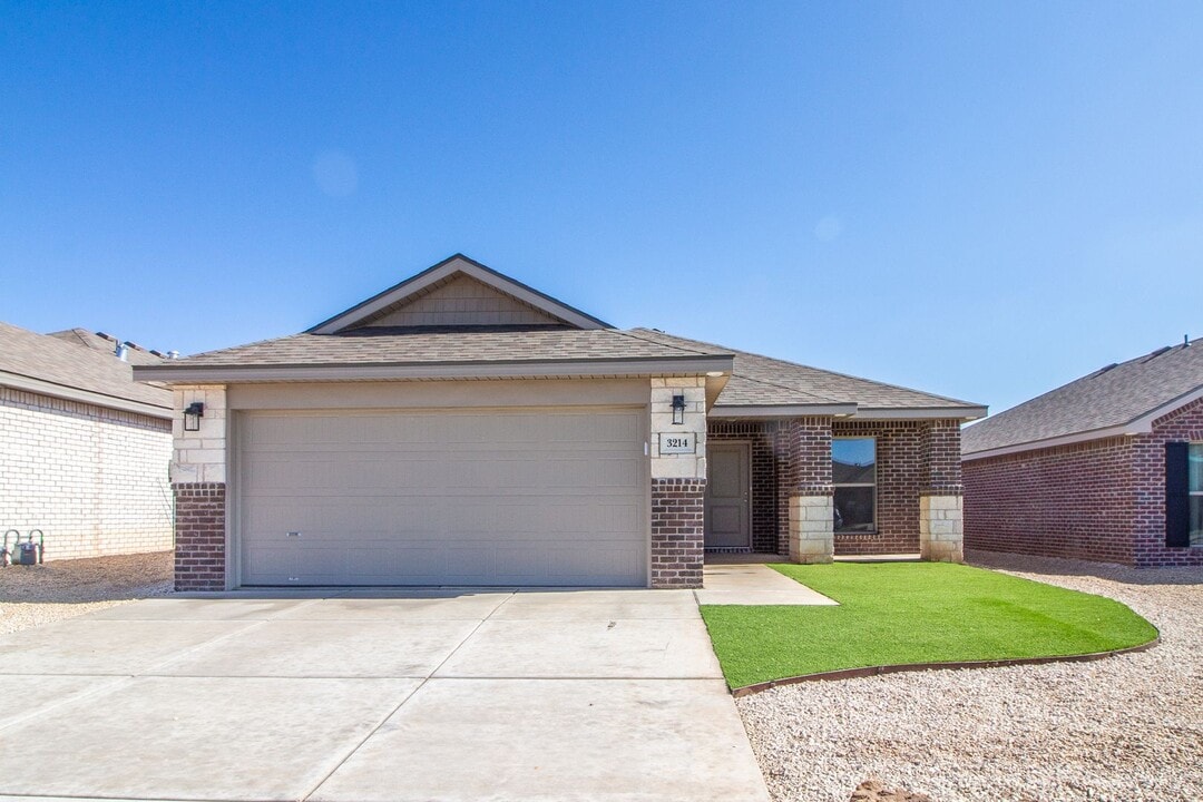 3214 Aberdeen Ave in Wolfforth, TX - Building Photo