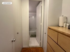 300 E 33rd St in New York, NY - Building Photo - Building Photo