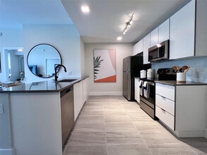 120 N Compass Way in Dania Beach, FL - Foto de edificio - Building Photo