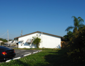 2325 Taylor St in Hollywood, FL - Building Photo - Building Photo