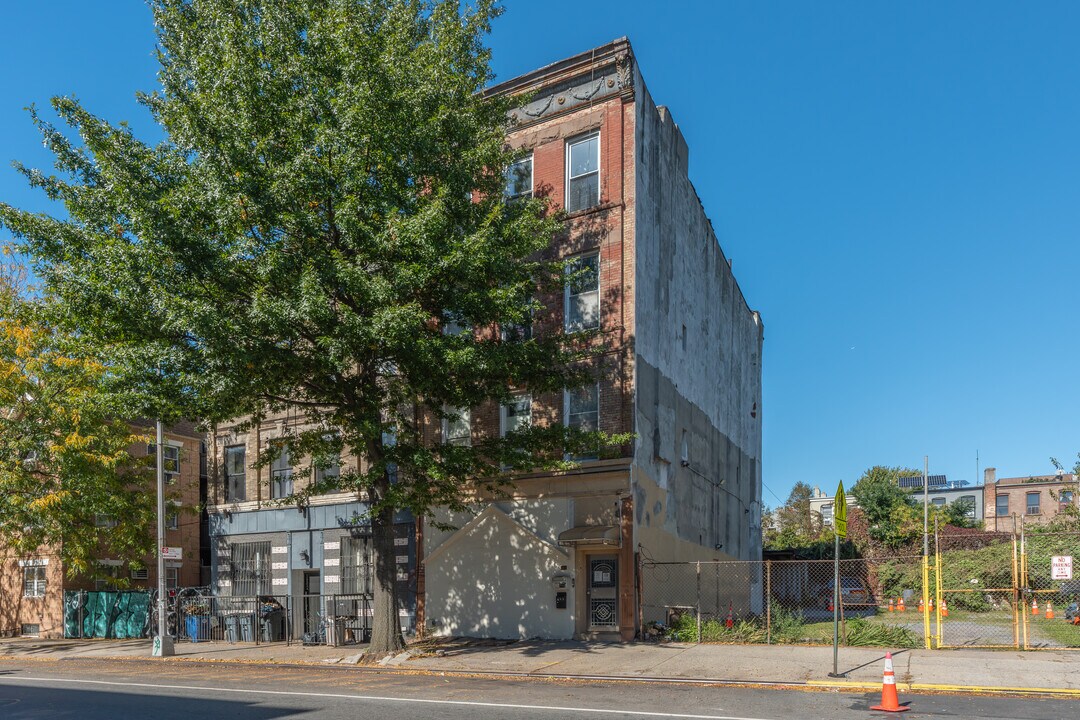 1035A DeKalb Ave in Brooklyn, NY - Building Photo