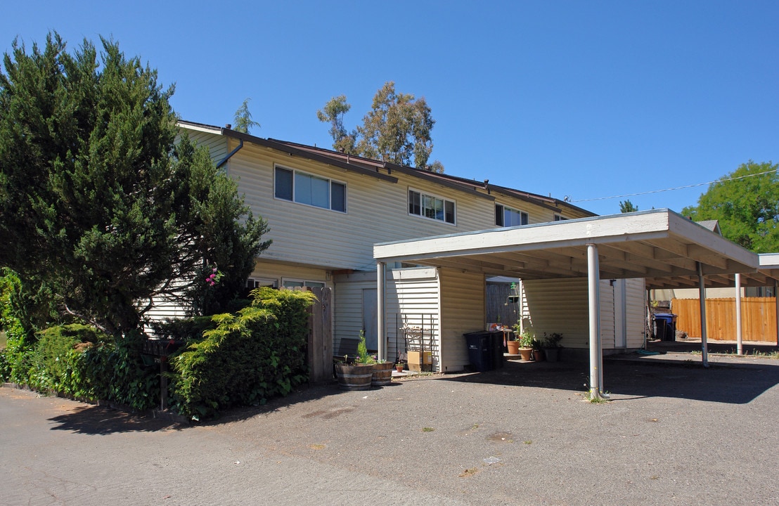7886 Bodega Ave in Sebastopol, CA - Foto de edificio