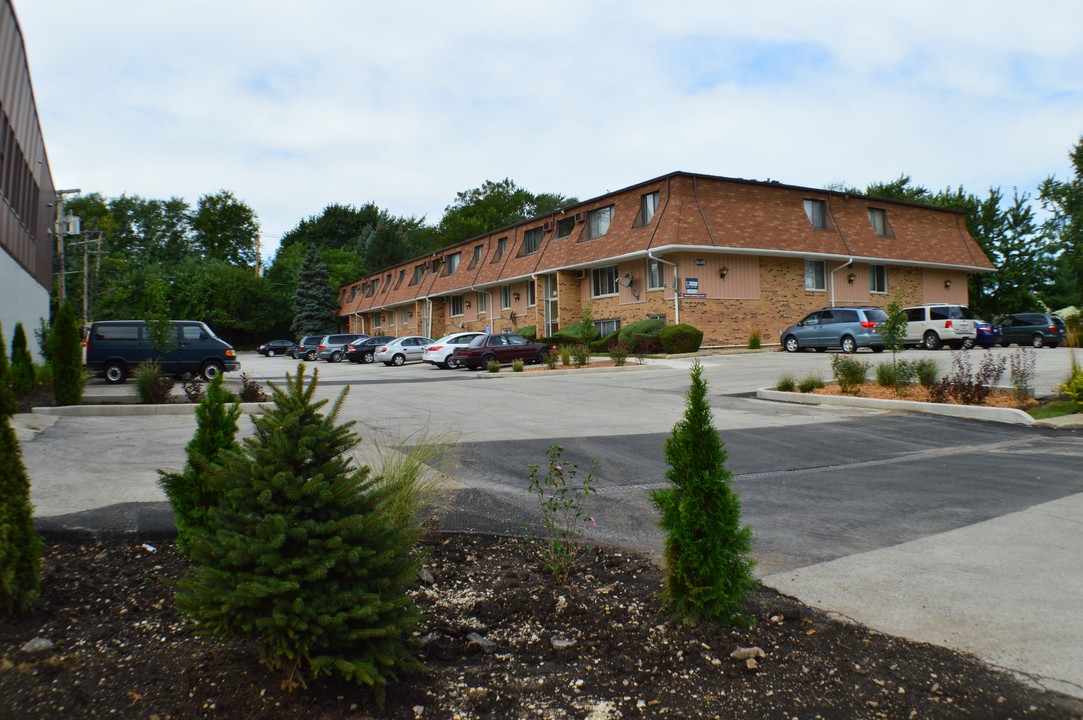 Warwick Apartments in Westmont, IL - Building Photo