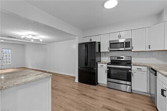570 Tenbee Ln, Unit 1003 in Virginia Beach, VA - Building Photo - Building Photo
