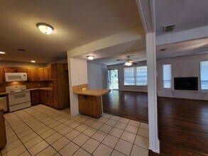 124 Cedar St in Hurst, TX - Foto de edificio - Building Photo