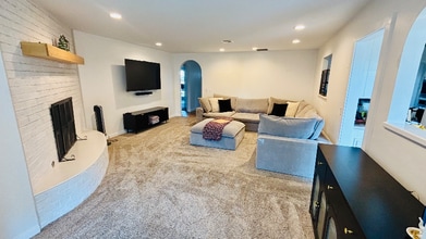 8705 Lakeaire Dr in Oklahoma City, OK - Building Photo - Building Photo