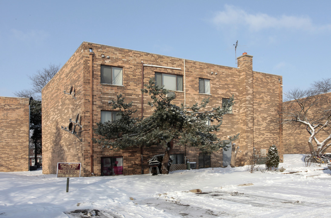 1125 N Boxwood Dr in Mount Prospect, IL - Building Photo