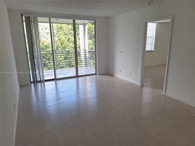 9480 Poinciana Pl, Unit 404 in Davie, FL - Foto de edificio - Building Photo