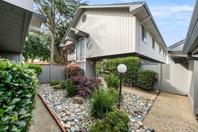 8036 Briar Ridge Ln in Citrus Heights, CA - Foto de edificio - Building Photo