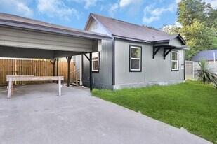 601 Booker T Washington St in Conroe, TX - Building Photo