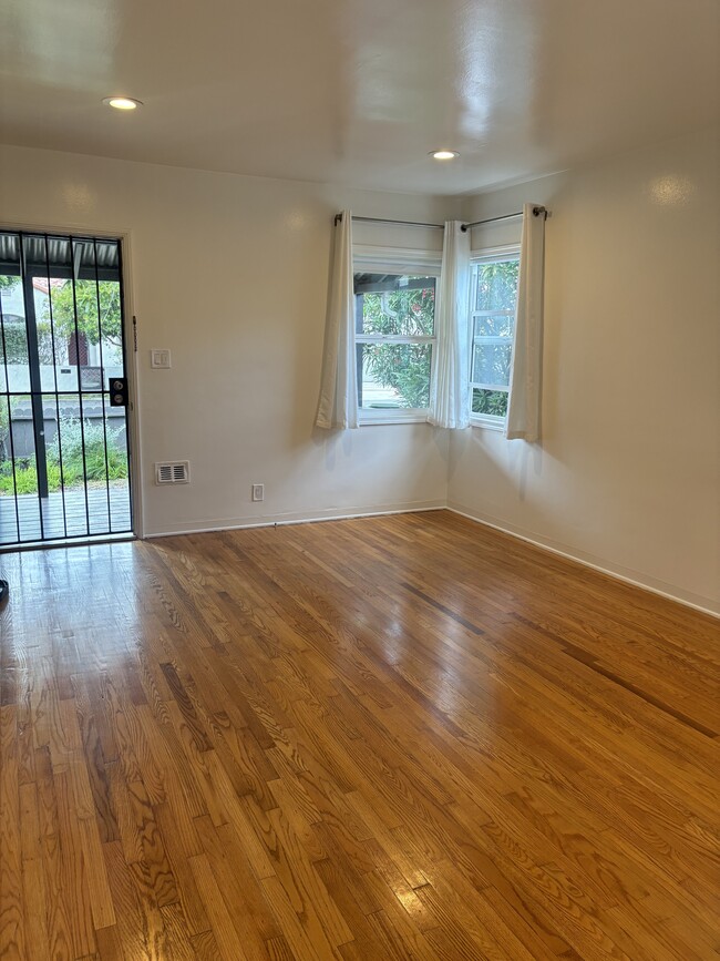 1147 Van Buren Ave in Los Angeles, CA - Foto de edificio - Building Photo