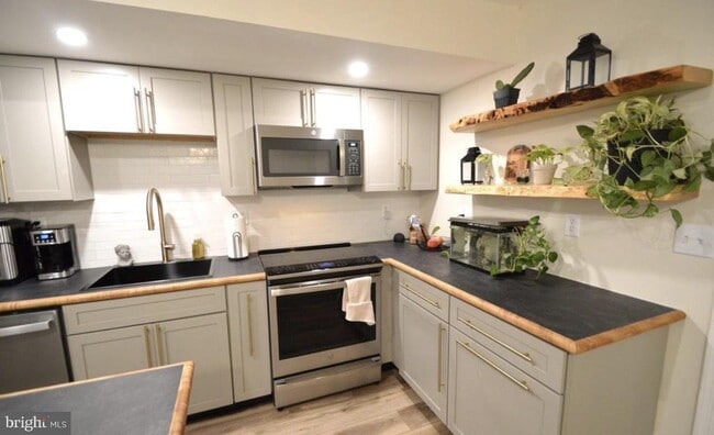 property at 138 Creekside Ct