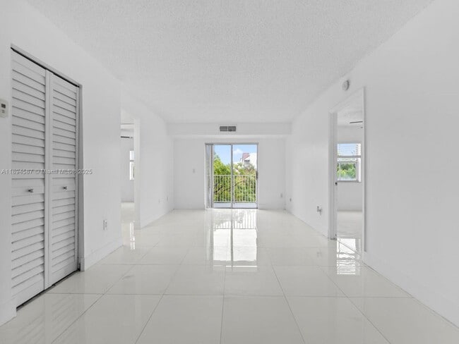 8260 SW 210th St in Cutler Bay, FL - Building Photo - Building Photo