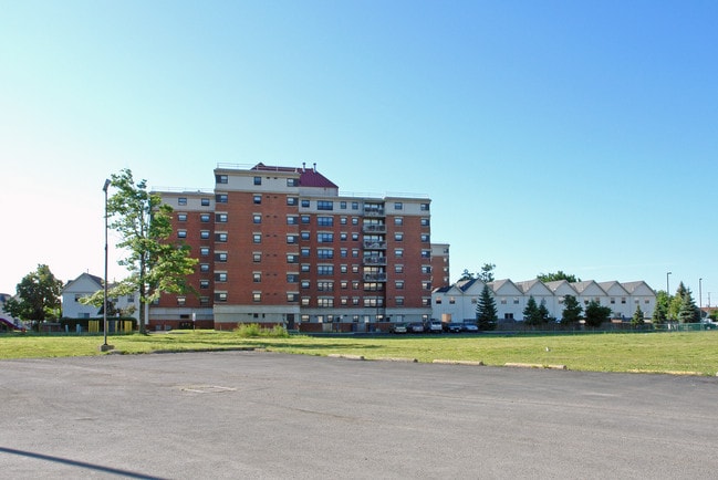 Ellicott Town Center in Buffalo, NY - Foto de edificio - Building Photo