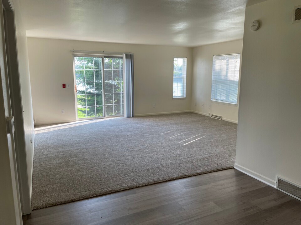 2244 Jackson St, Unit 2244 in Stoughton, WI - Foto de edificio