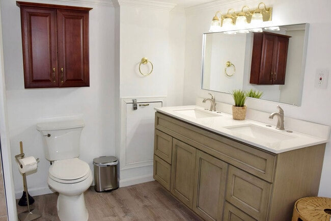 55 Shadow Grove Ln, Unit Sleek Basement Apartment in Holbrook, NY - Foto de edificio - Building Photo