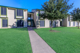 Bainbridge Apartments in Austin, TX - Foto de edificio - Building Photo