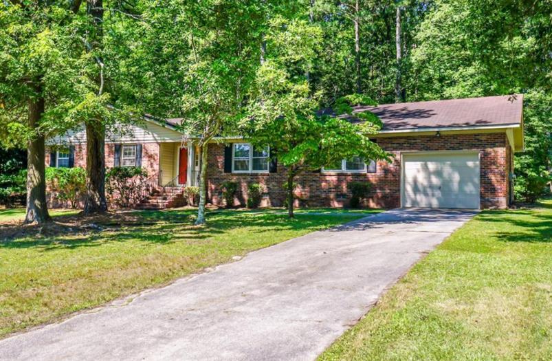 5765 Dobson Dr in Fayetteville, NC - Foto de edificio