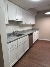 2260 N Summit Ave, Unit 109 in Milwaukee, WI - Building Photo - Building Photo