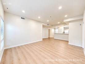 11035 Moorpark St, Unit 102 in North Hollywood, CA - Building Photo