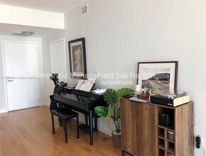 90 SW 10th St in Miami, FL - Building Photo - Building Photo