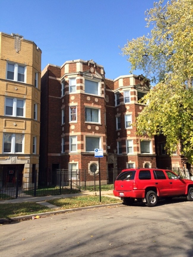 8126 S Ingleside Ave in Chicago, IL - Building Photo - Building Photo