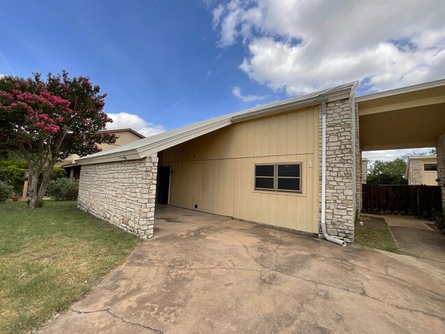 1411 Hi Cir N in Horseshoe Bay, TX - Building Photo - Building Photo