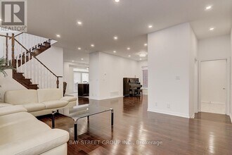 201 Bilbrough St in Aurora, ON - Building Photo - Building Photo