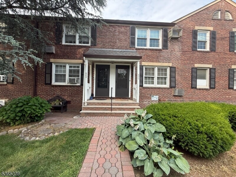 522 Lincoln Park E in Cranford, NJ - Building Photo