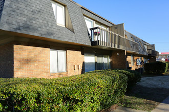 Camelot Apartments in Montgomery, AL - Building Photo - Building Photo