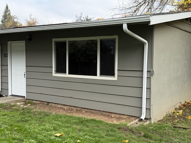 property at 723 SW Bridge St