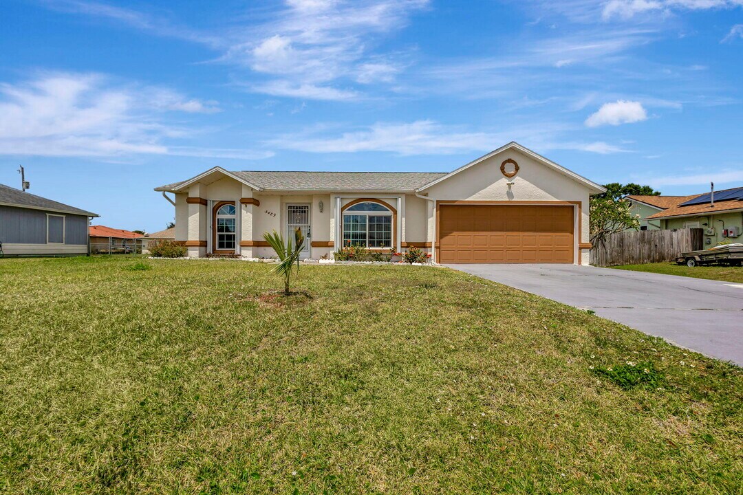 5489 NW Evanston Ave in Port St. Lucie, FL - Building Photo