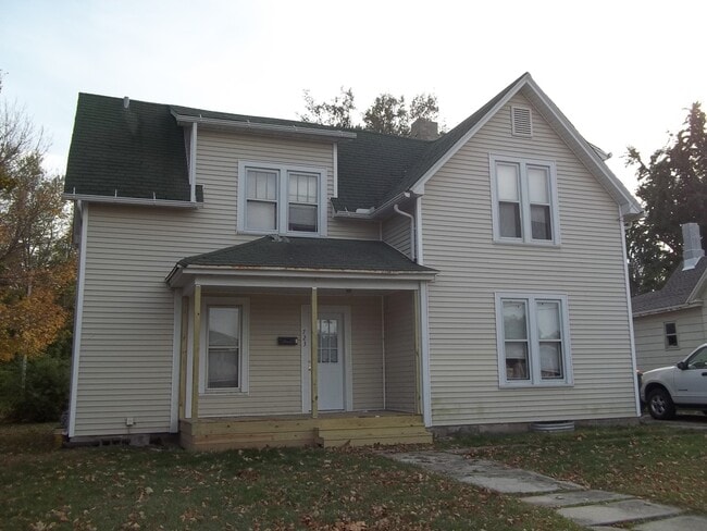 property at 723 W Calhoun St