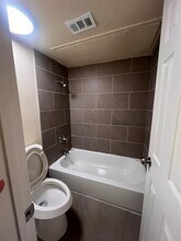 6050 Melody Ln in Dallas, TX - Foto de edificio - Building Photo