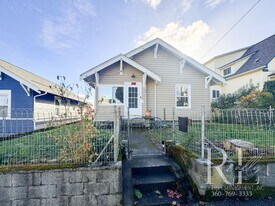1217 4th St in Bremerton, WA - Building Photo