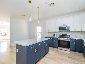 6 Lee Gray Ct in Glen Cove, NY - Foto de edificio - Building Photo